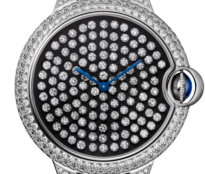 The dials are densly paved with luxury diamonds, embodying the outstanding craftsmanship of gem setting skills.