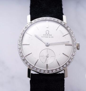 The dial of the precious Omega has been designed with simplicity and elegance.