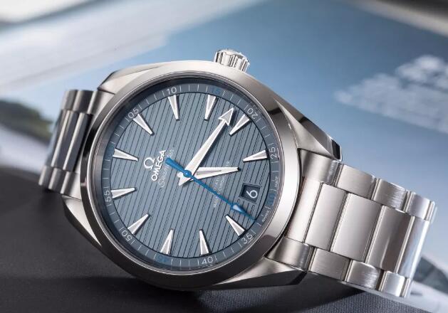 The blue dial Omega will fit the men wearers well at any occasion.