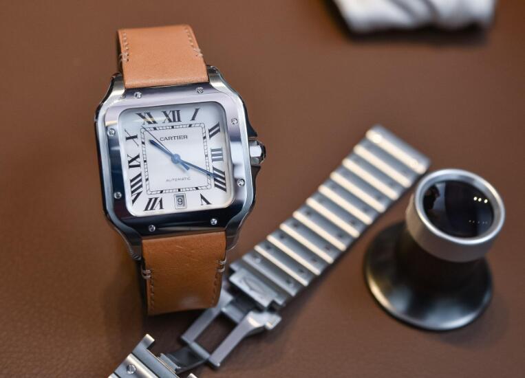 The new Santos de Cartier has combined the classic and modern elements perfectly.