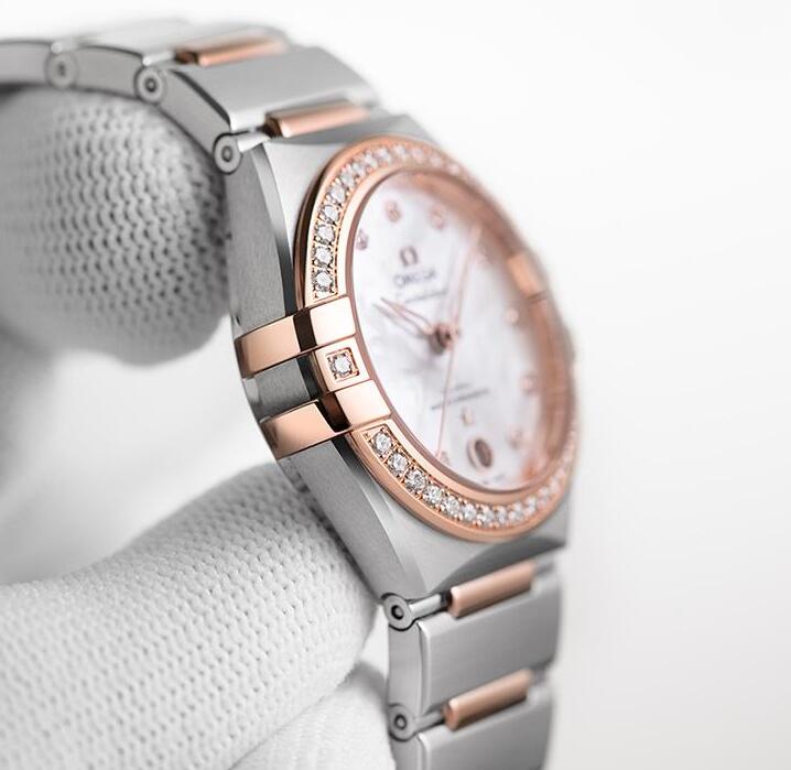 The shiny diamonds add the feminine touch to the model.