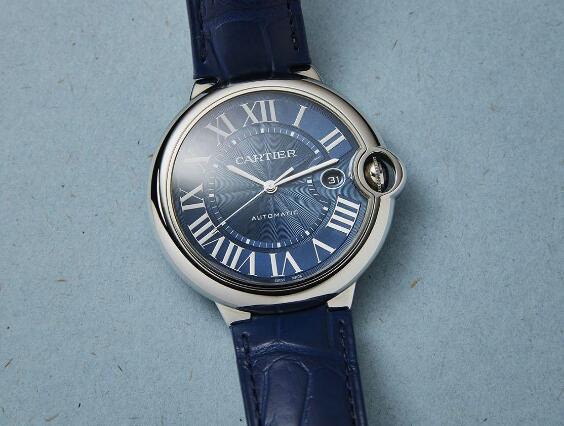 The blue dial looks very mature and profound, making the wearers very charming.
