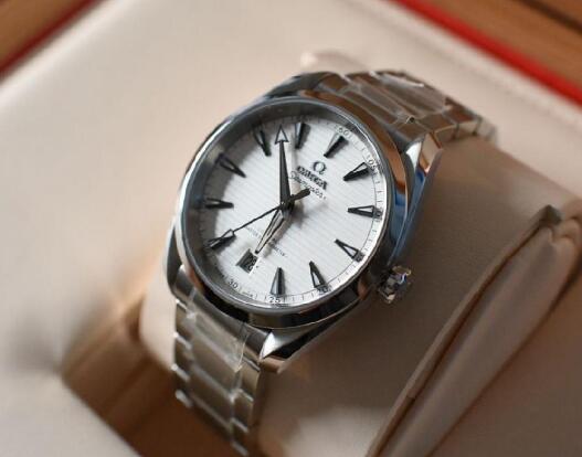 The Omega Seamaster Aqua Terra is suitable for commercial occasion.