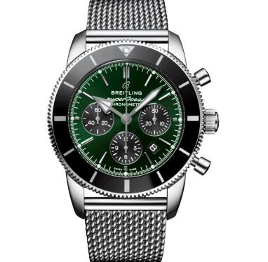 The green tone endows the Breitling Superocean Heritage with eye-catching appearance.