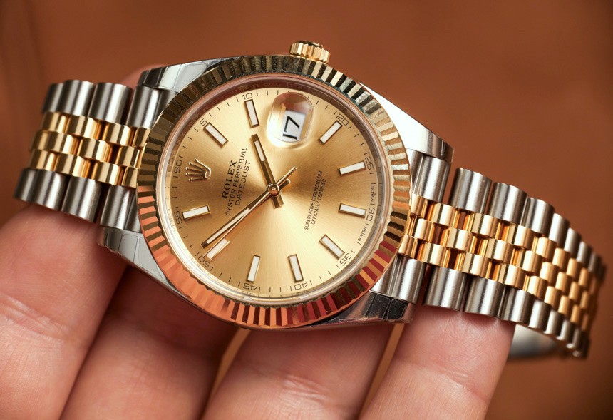 With the gold and steel bracelet, this Datejust copy looks more luxurious.